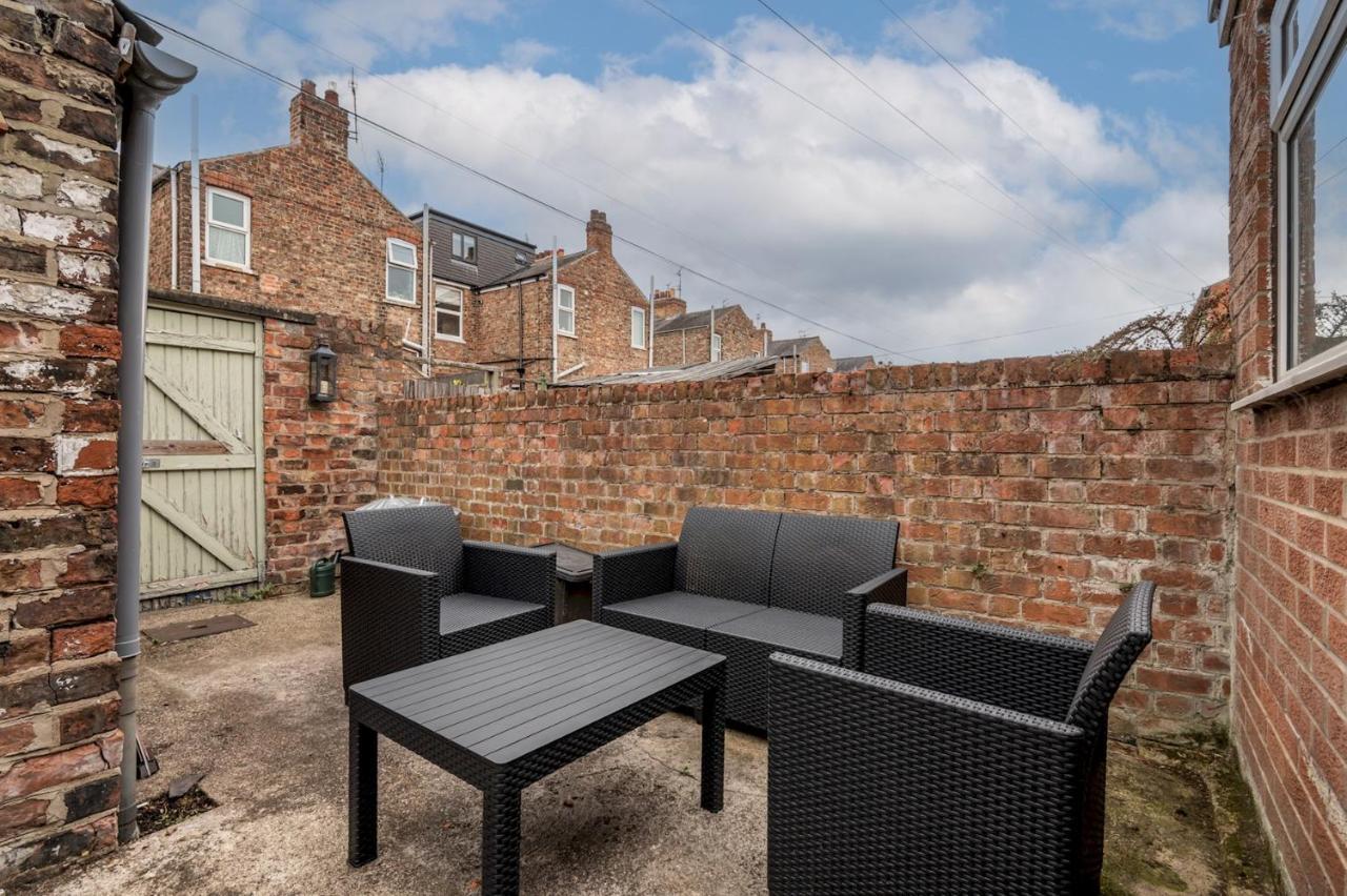 Pass The Keys Gorgeous Terrace Near Bishy Road Villa York Buitenkant foto